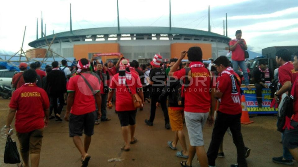 Suporter Timnas Indonesia di sekitar Stadion Pakansari, Bogor. Copyright: © Juni Ady/indosport